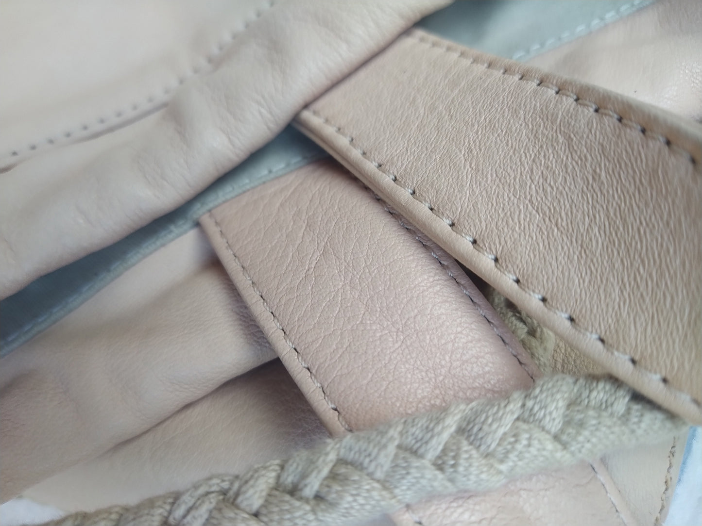 Sacca in pelle e jeans