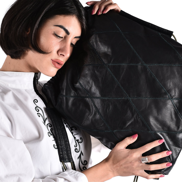 Sacca in pelle cucita a mano